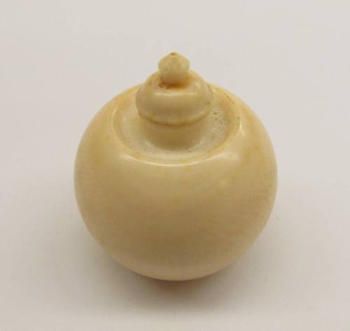 Snuff Bottle, early 20th Century
China
Ivory, cork and bone; 2 1/4 × 1 7/8 in.
2010.6.10.1a,…