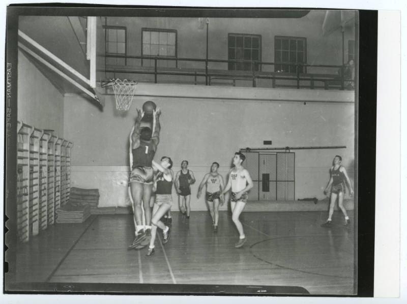 Basketball Players, early 20th Century
Probably Leo Tiede (American, 1889 - 1968)
Photographi…