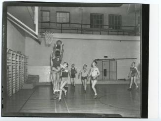 Basketball Players, early 20th Century
Probably Leo Tiede (American, 1889 - 1968)
Photographi…