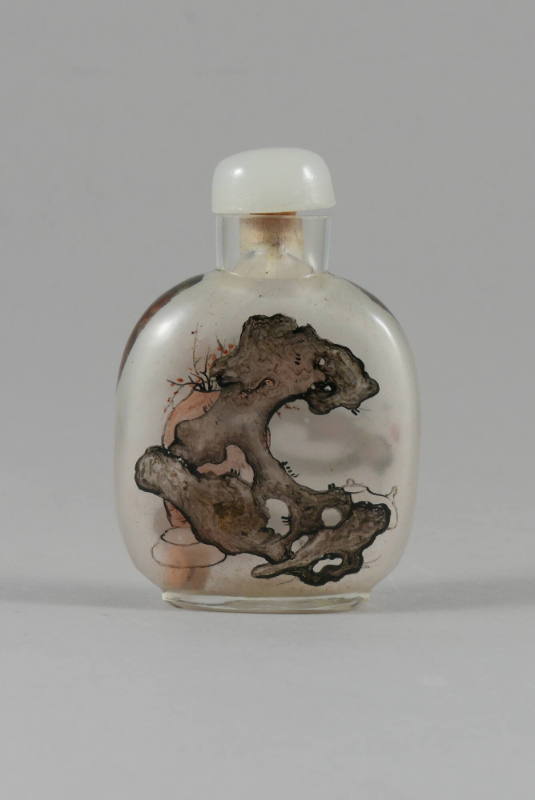 Snuff Bottle with Scholar’s Stone, Qing dynasty (1644-1911)
China
Painted glass and cork; 2 1…