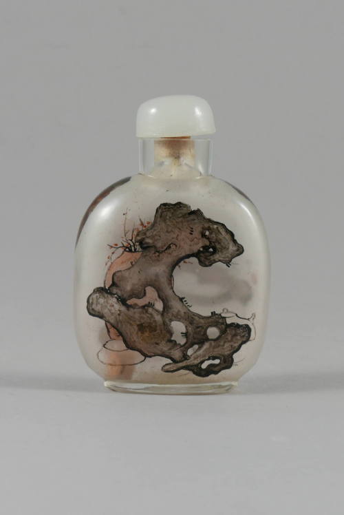 Snuff Bottle with Scholar’s Stone, Qing dynasty (1644-1911)
China
Painted glass and cork; 2 1…