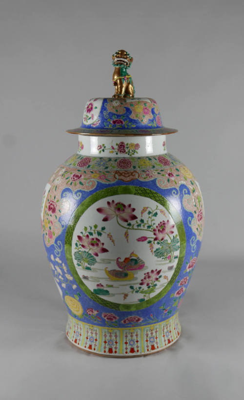 Lidded Jar
Late Qing dynasty (1870-1911)
Glazed ceramic
Gift of Anne and Long Shung Shih
20…