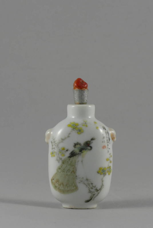 White Snuff Bottle with Painted Landscape, Qing dynasty (1644-1911)
China
Porcelain, enamel, …