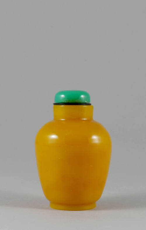 Yellow and Green Snuff Bottle, Qing dynasty (1644-1911)
China
Peking glass and cork; 3 1/2 × …