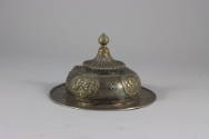 Teacup Lid, 19th Century
Tibet Autonomous Region
Silver; 3 1/4 × 4 1/2 in.
2021.8.18
Gift o…