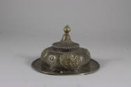 Teacup Lid, 19th Century
Tibet Autonomous Region
Silver; 3 1/4 × 4 1/2 in.
2021.8.18
Gift o…